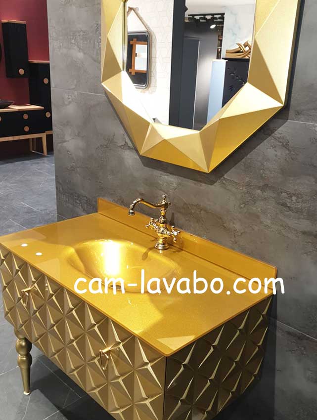 altın renkli banyo tezgahi